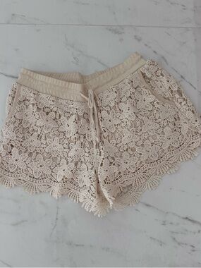 Women's Cream Lace Shorts Size: Small